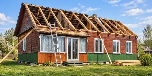 Замена старой кровли на жилом доме
